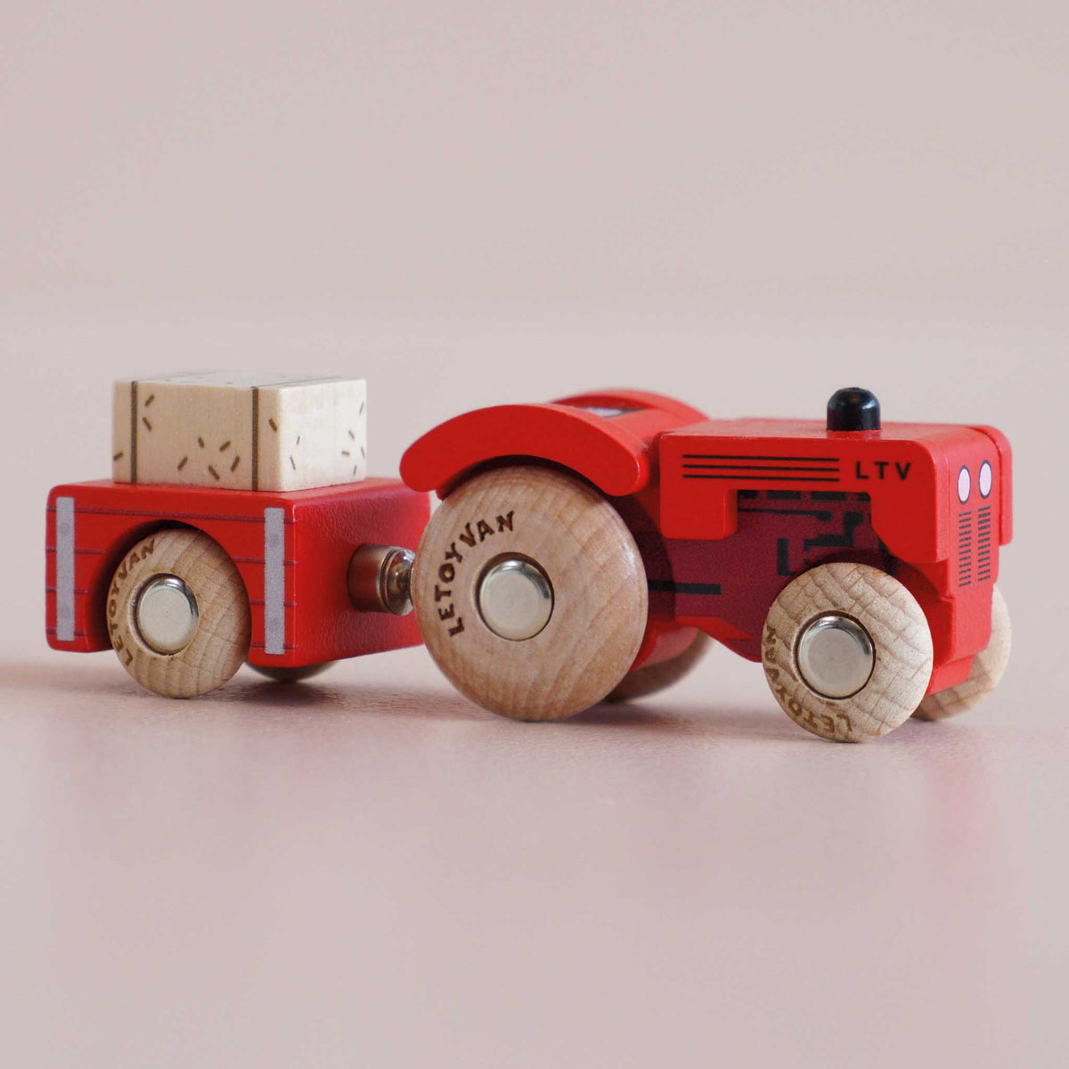 Le Toy Van No. 34 Tilly - trattore con rimorchio in legno Classic Car Collection - foto 1