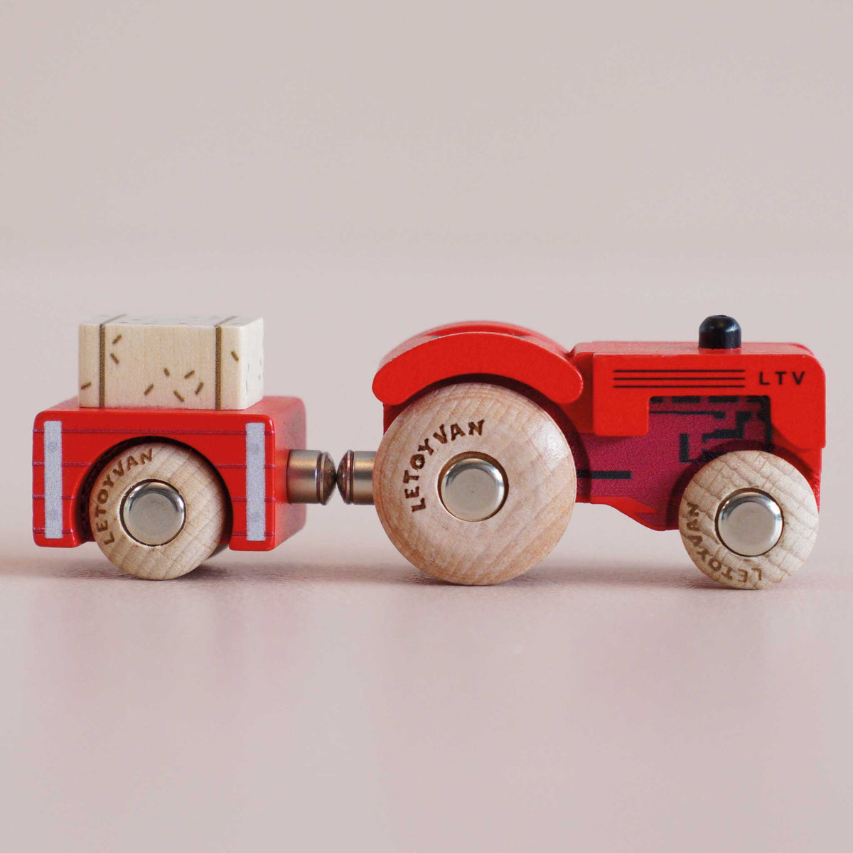 Le Toy Van No. 34 Tilly - trattore con rimorchio in legno Classic Car Collection - foto 2